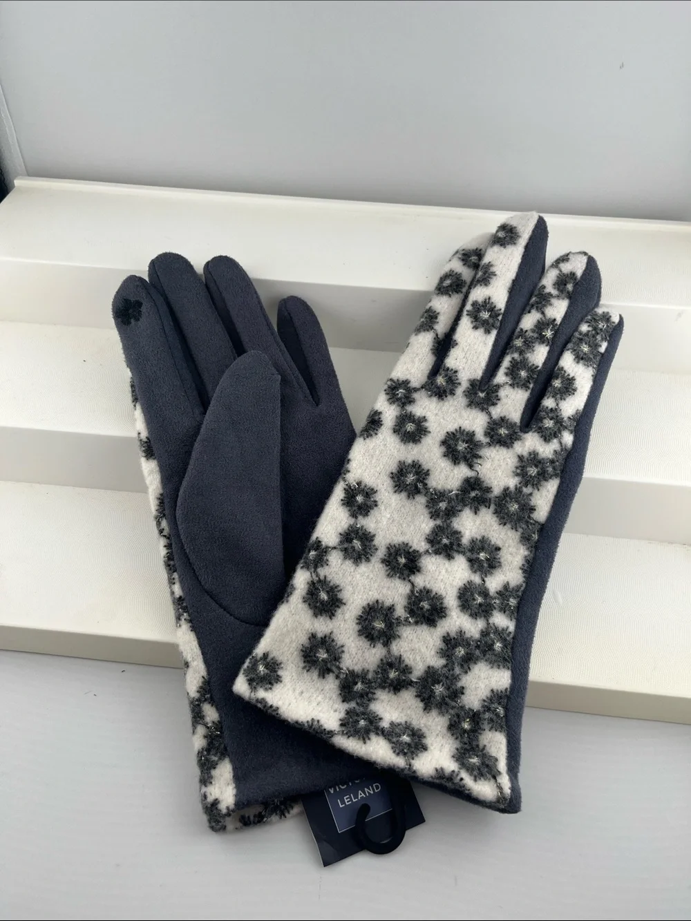 Victoria Leland Gray and Cream Floral Fleece Gloves